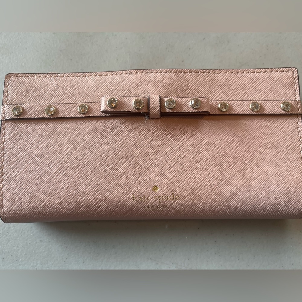 Kate spade wallet used but in excellent condition.